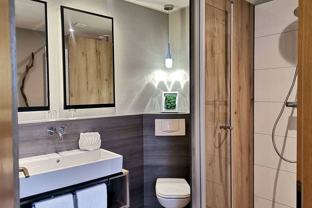 Hotel Badezimmer mit hellem Holz