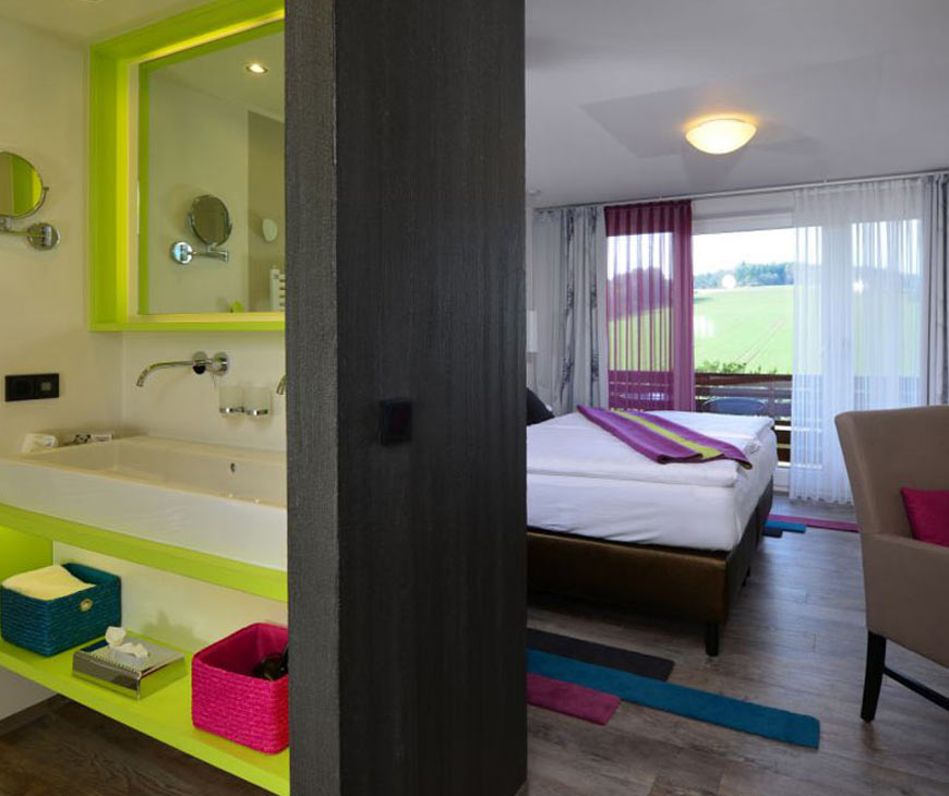 Chambre double Premium - salle de bain avec éléments verts et vue sur le lit double