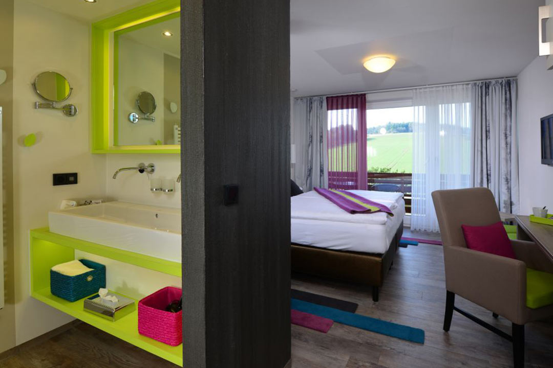 Doppelzimmer in unterschiedlichsten Farben – von silbergrau bis beige und anthrazit mit Balkon