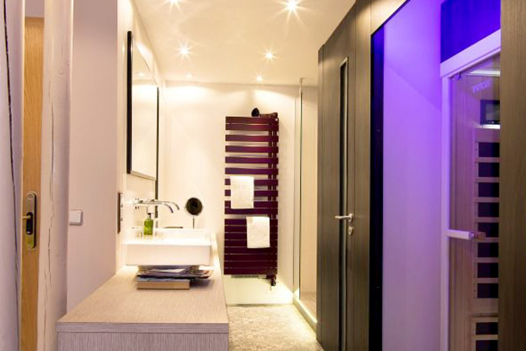 Modern eingerichtete Badezimmer in einer Hotel Suite 