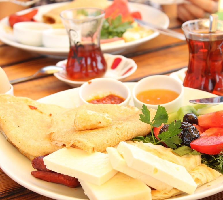 Assiette de petit-déjeuner avec fromage, fruits et crêpes
