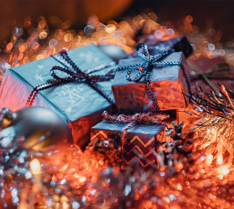 Noël à Oberorke - Décor Cadeaux de Noël entre les guirlandes et les boules