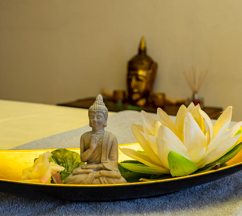 Buddha Figur mit Lilie in einer Schale