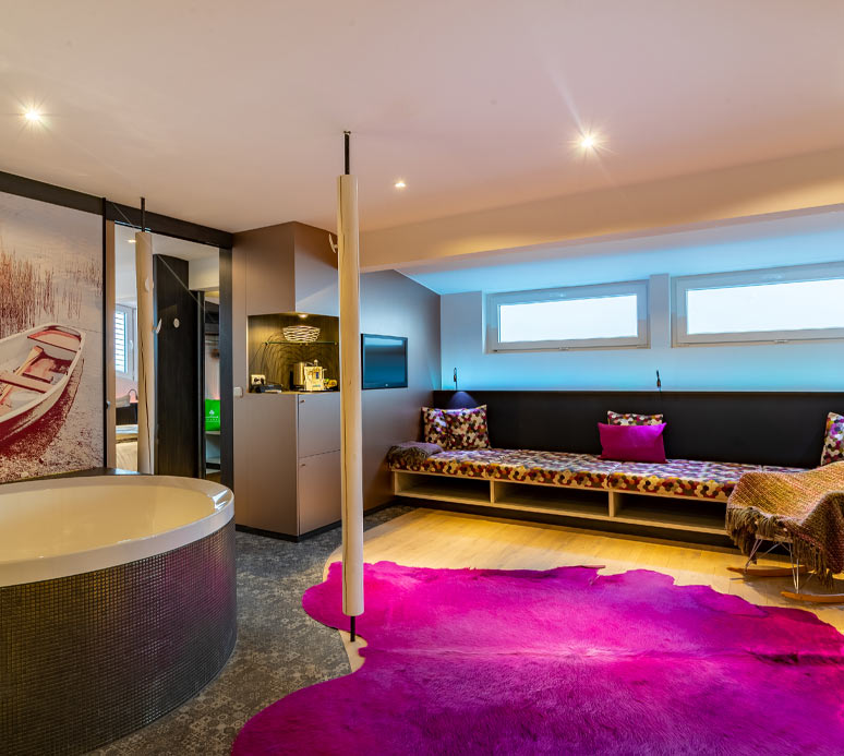 Suite spa avec tapis rose à l&apos;hôtel Freund