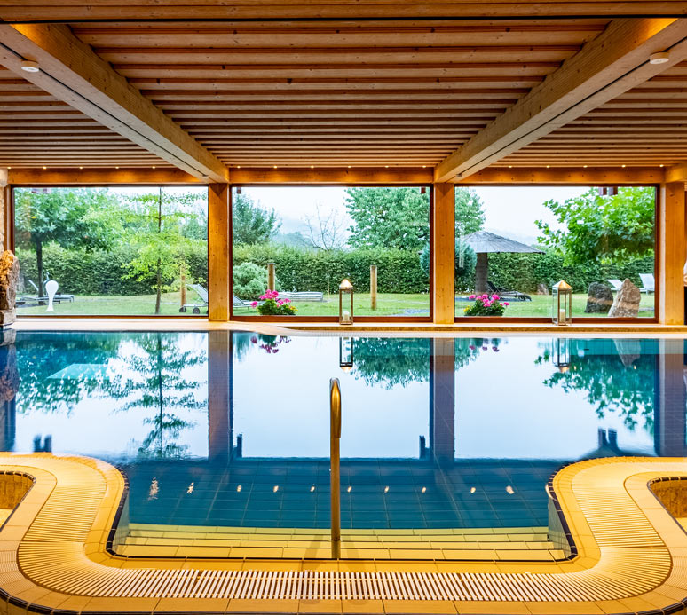 Entspannung pur: Innenpool in einem modernen 4-Sterne-Hotel im Sauerland