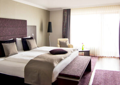 Doppelzimmer mit lila und grauen Farbtönen