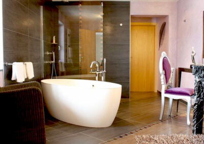 Hotelzimmer mit freistehender Badewanne