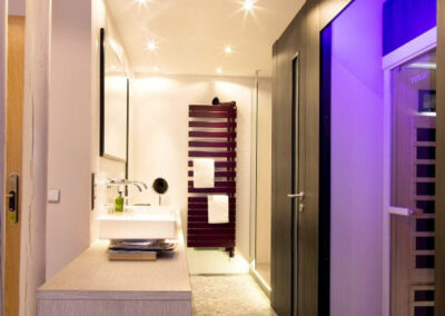 Spa Suite mit eigener Sauna und stilvollem Badezimmer