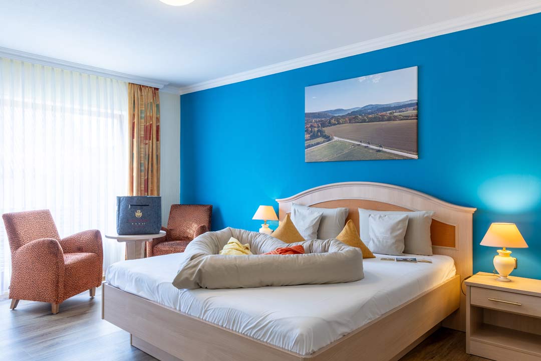 Modernes Doppelzimmer mit elegantem Design im Sauerland