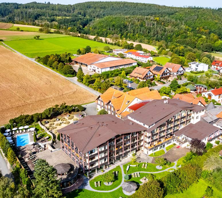 Wellnesshotel im Sauerland Wellness und Erholung - Außenpool im Naturhotel Freund